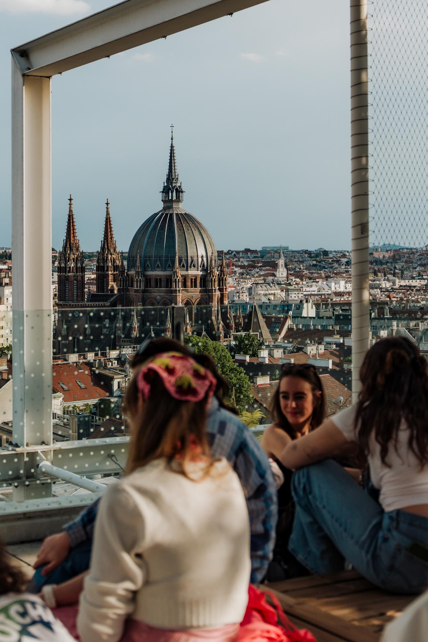 Ausblick von der IKEA Dachterrasse mit drei Frauen im Vordergrund.