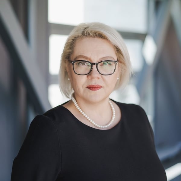 Аушра Зигмонтене, доцент факультета инженерной экологии VILNIUS TECH — блондинка в черных солнцезащитных очках, черном топе, черных очках, красных губах и белом жемчужном ожерелье