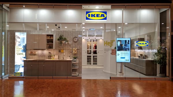 Außenansicht eines IKEA Planungsstudios mit moderner Küchen- und Schrankausstellung im Schaufenster.