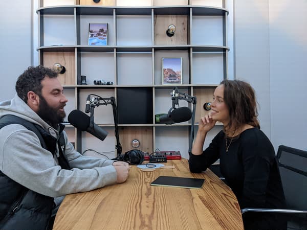 Autor Dominik Bloh sitzt zusammen mit Psychologin Linda Leinweber im Podcast Gespräch.