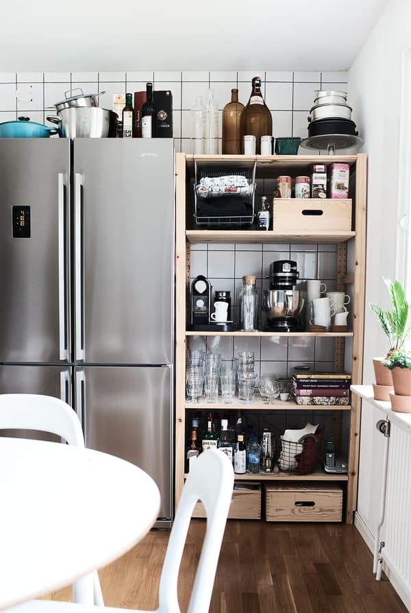 Avec des rangements ouverts dans la cuisine, toutes les choses essentielles sont faciles à trouver.