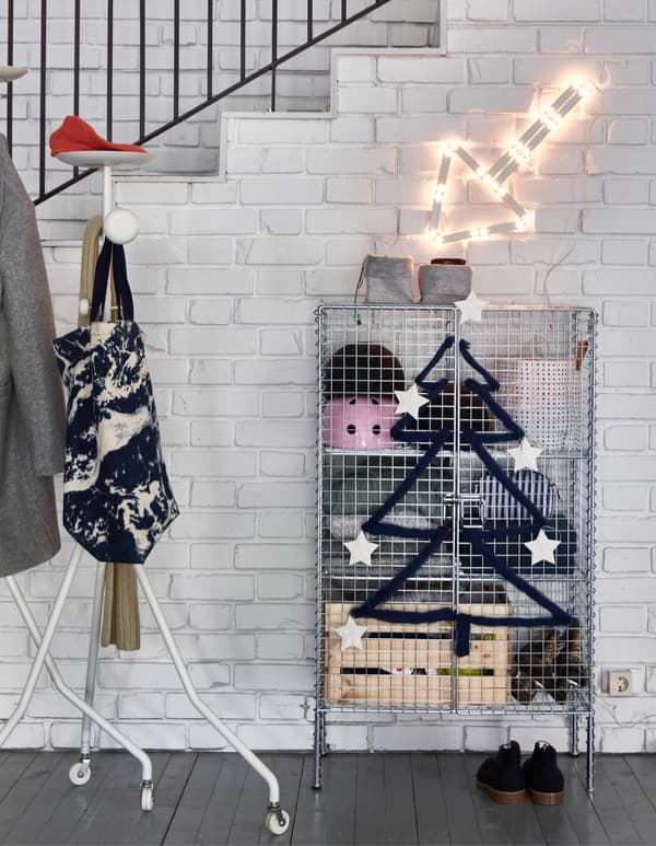 Avec les fêtes qui approchent, pourquoi ne pas tester de nouvelles idées déco pour le séjour ? Créez une décoration de fenêtre avec des luminaires LED. IKEA propose plein de décorations pour le séjour, comme les bougies LED sur piles LJUSANDE dans des teintes naturelles.