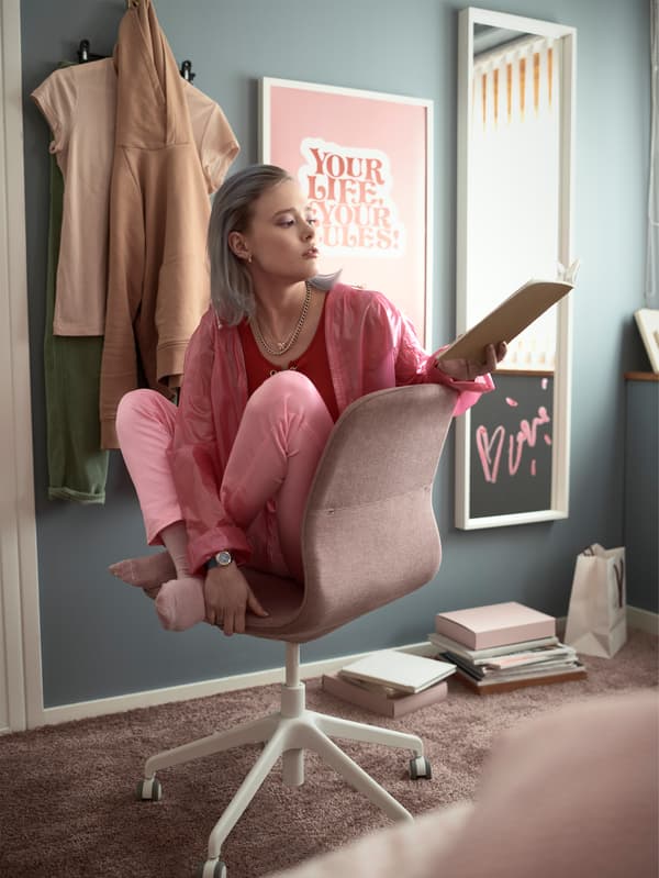Avec sa forme ergonomique et son assise moelleuse en mousse à froid, LÅNGFJÄLL deviendra vite ta chaise favorite pour lire ton bouquin préféré.