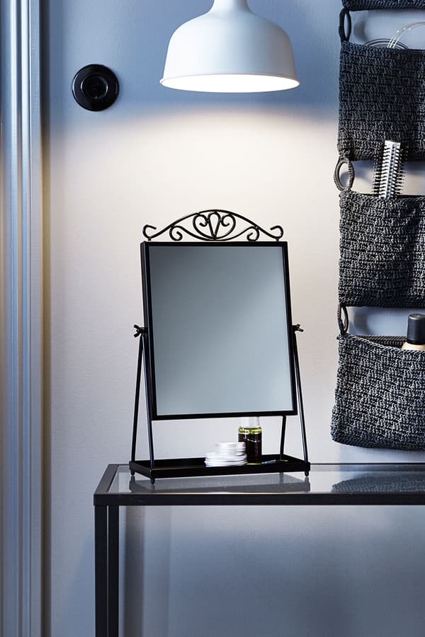 Avec un miroir et une lampe, tout est à disposition pour les dernières retouches