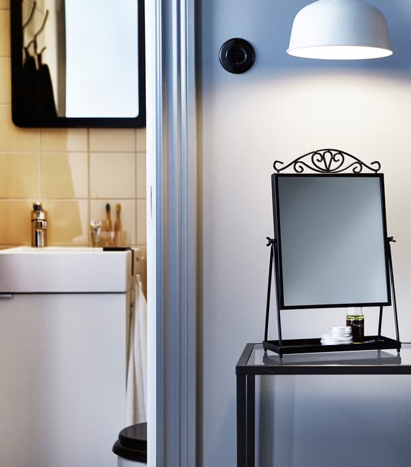 Avec un miroir et une lampe, tout est à disposition pour les dernières retouches.