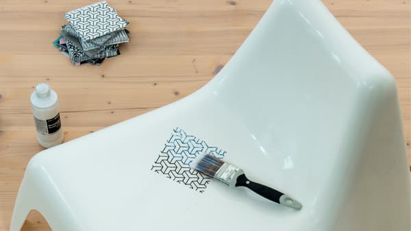 Avec un pinceau plat, étaler un morceau de la surface