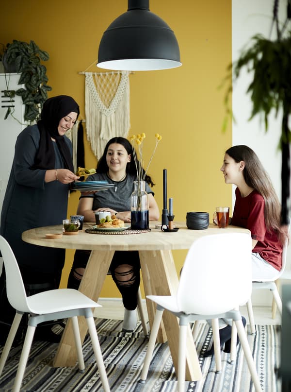 Aysu e le figlie a tavola per la colazione. 