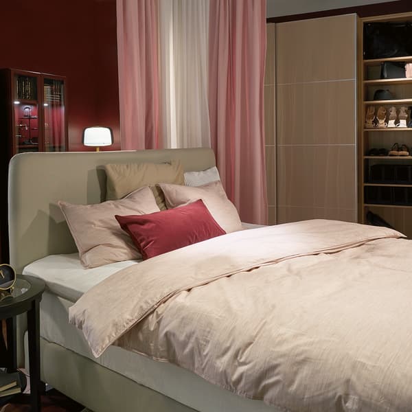 Az ágyat körülvevő bársony SANELA függönyök tompítják a hangokat, így csendben és nyugalomban alhatsz el minden este. 