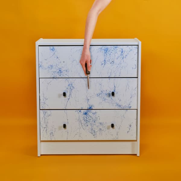 Az elkészül márványmintás komód új fogantyúkkal.