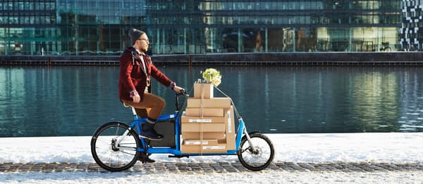 Az IKEA Family klubtagság előnyeit szemlélteti egy dobozokkal teli teherbiciklit tekerő kerékpáros