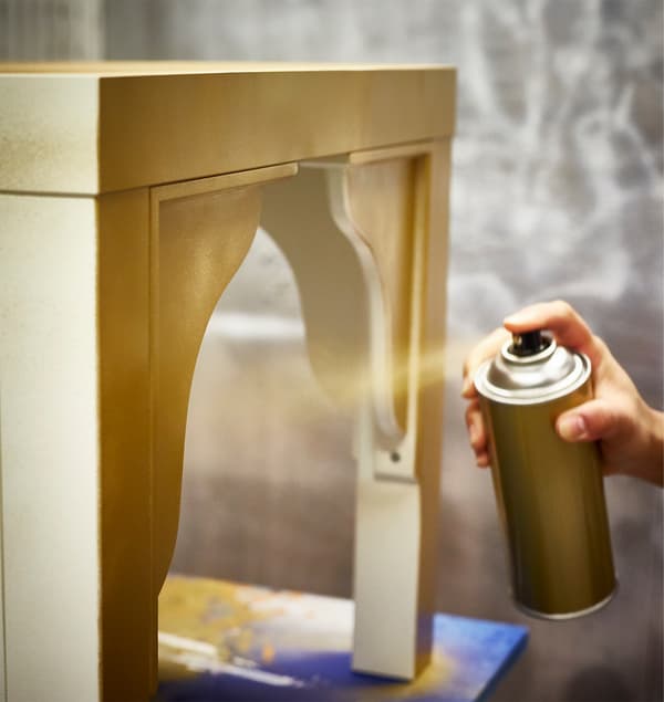 Az IKEA LACK asztalt spray festékkel aranyszínűre festettekl.