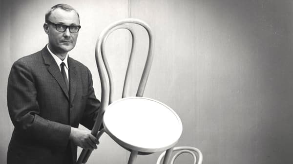 Az IKEA-t Ingvar Kamprad alapította, 1943-ban.