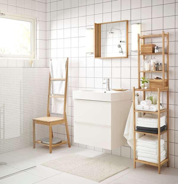 Badezimmer GODMORGON Waschbeckenschrank, BRÅVIKEN Waschbecken, RÖRSKÄR Mischbatterie, RÅGRUND Spiegel, Stuhl, Regal