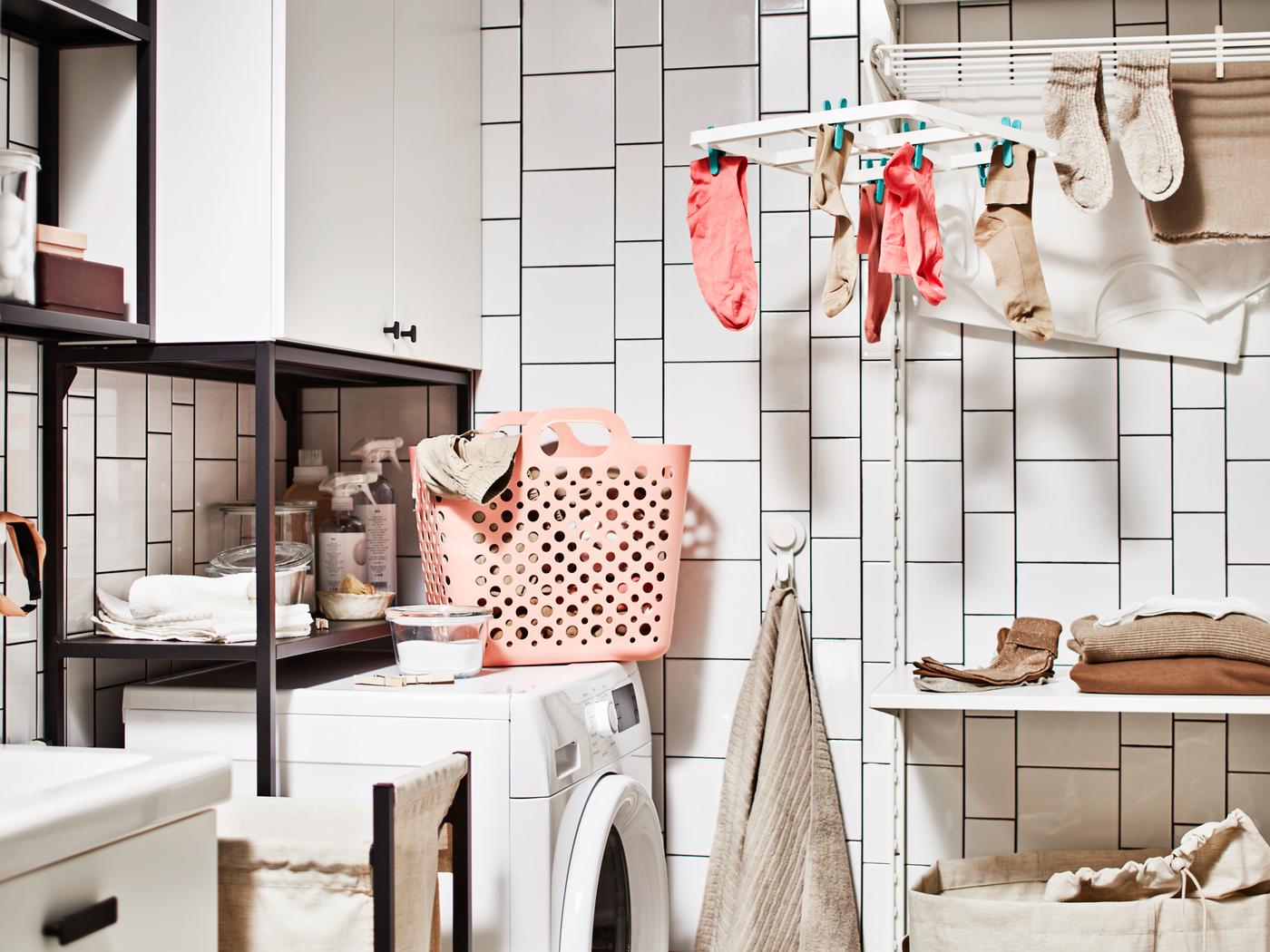 Badezimmer mit Waschmaschine, Aufbewahrungskombination für Wäsche mit Schrank und einer Wäschekombination mit Regal.