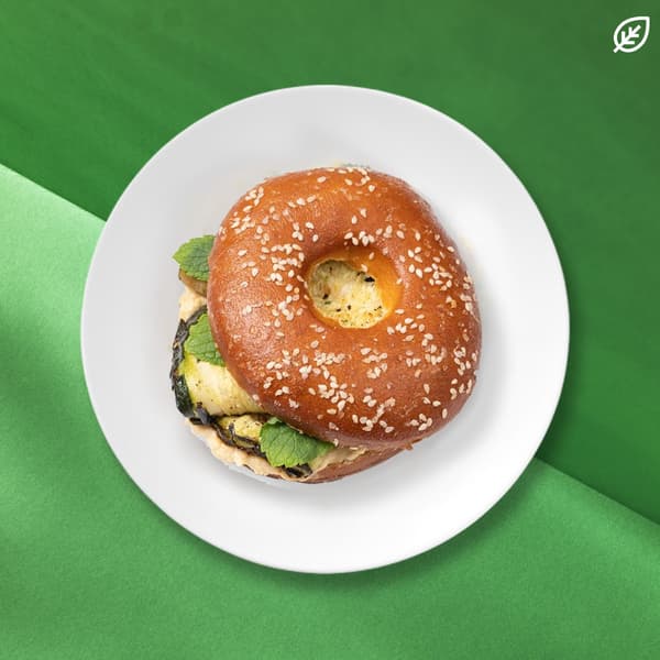 Bagel vegetariano con hummus, zucchine grigliate e menta