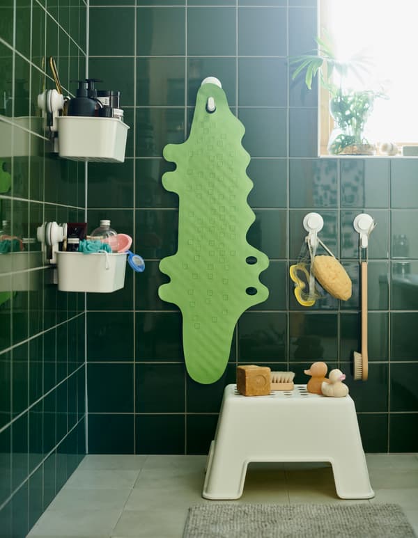 Bagno con scaletta/sgabello e tappetino per vasca da bagno PATRULL verde a forma di coccodrillo, appeso a un gancio con ventosa.