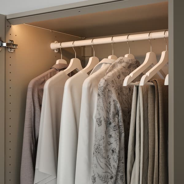  Baguette lumineuse ÖVERSIDAN installée à l’intérieur d’une armoire-penderie PAX