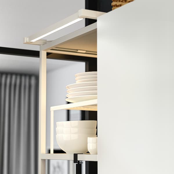 Baguette lumineuse SKYDRAG fixée au-dessus d’une étagère murale