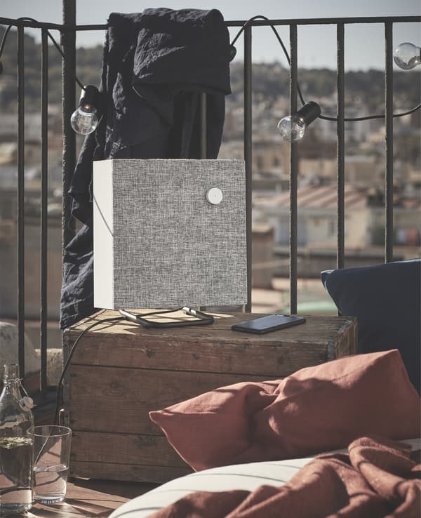 Balcone con cassa Bluetooth® ENEBY grigia su contenitore di legno, lampadine e plaid - IKEA 