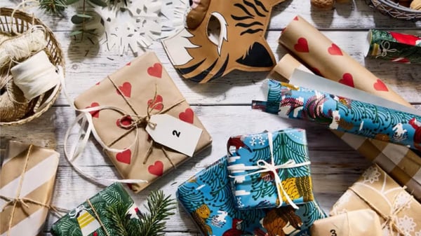 Balené vánoční dárky, balící papíry a motouzy