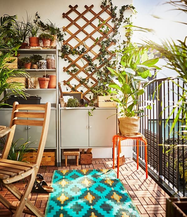 Balkon met een blauw vloerkuid met verschillende kleuren ruiten.