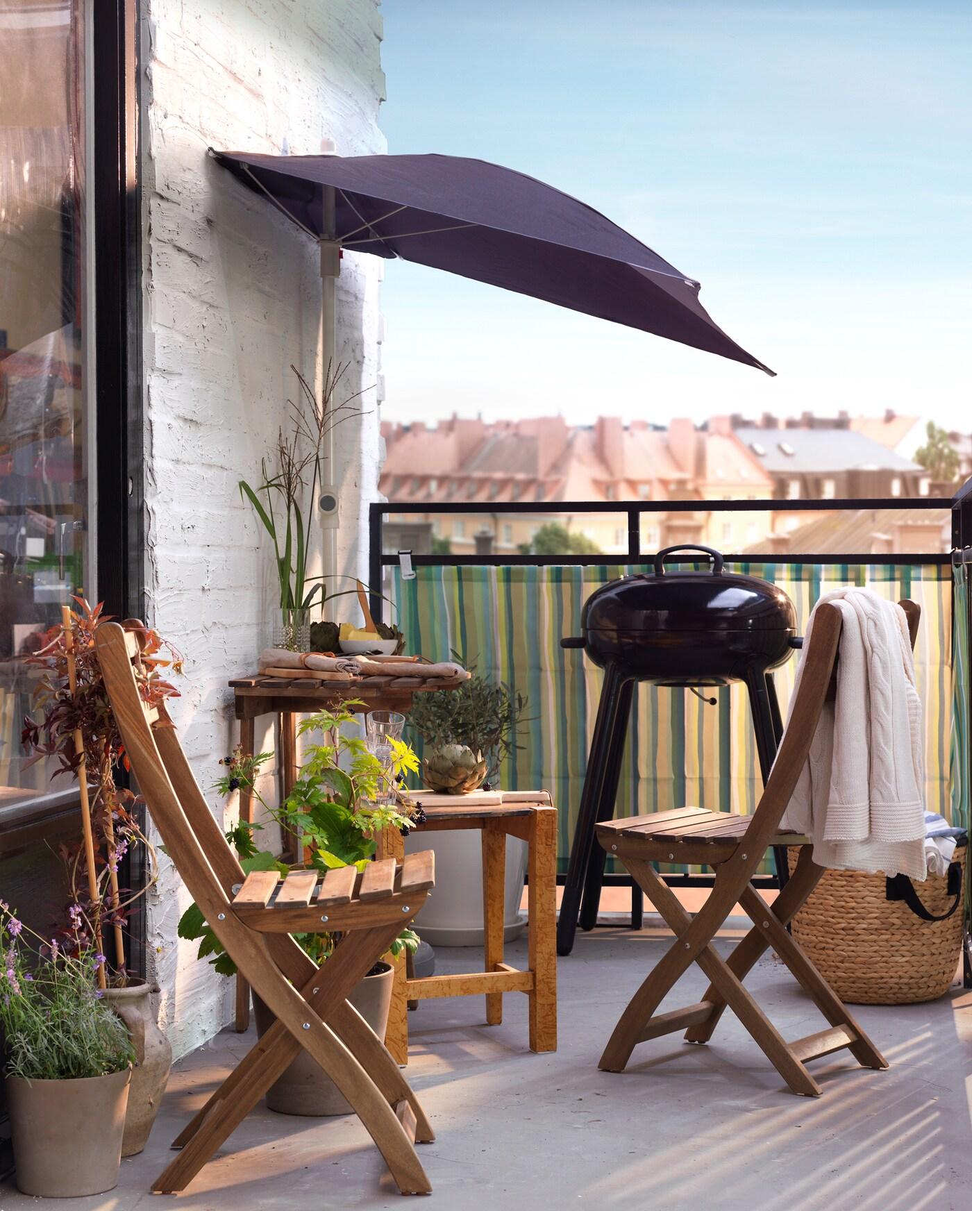 Balkon mit Holz Gartenmöbeln und Sonnenschirm