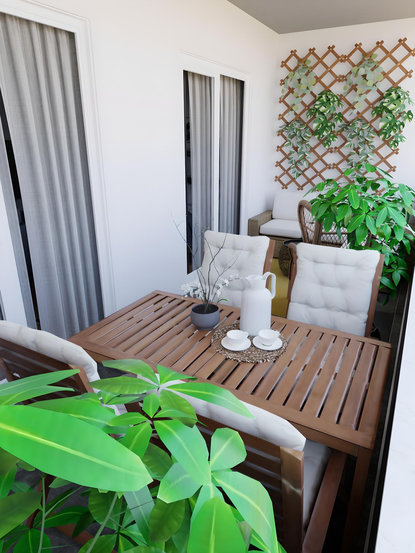 Balkon s drvenim stolom i stolicama, biljkama, vrčem i šalicama na stolu te rešetkom s visećim biljkama na zidu.