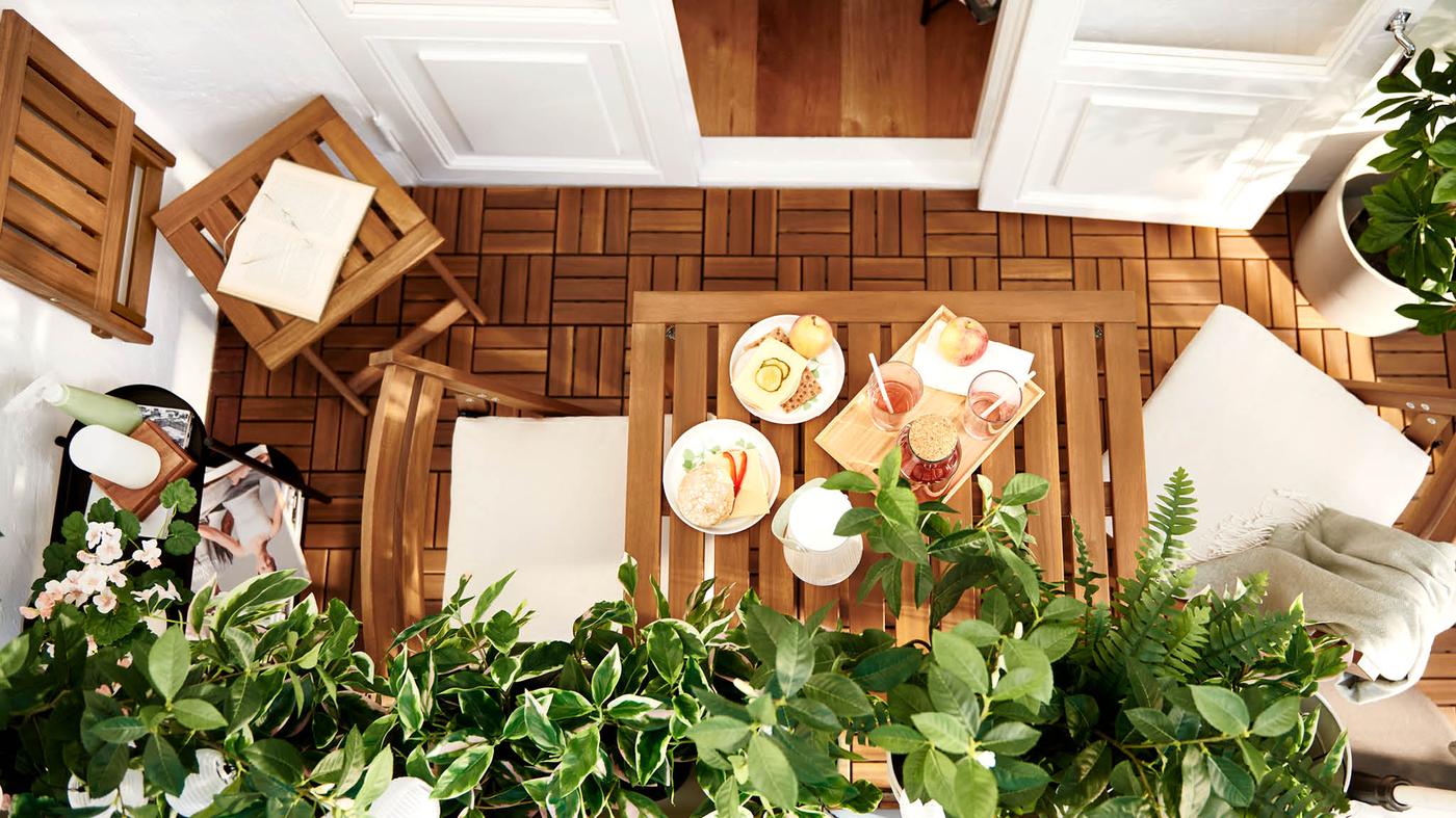 Balkón s nábytkom NÄMMARÖ a podlahou RUNNEN.