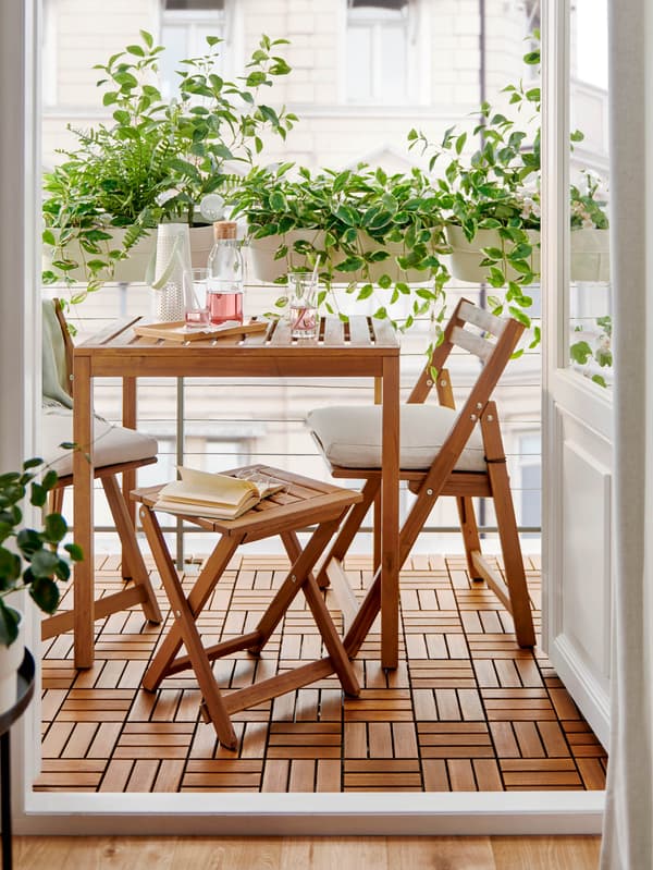 Balkón so stolom a skladacími stoličkami NÄMMARÖ a podlahou RUNNEN.