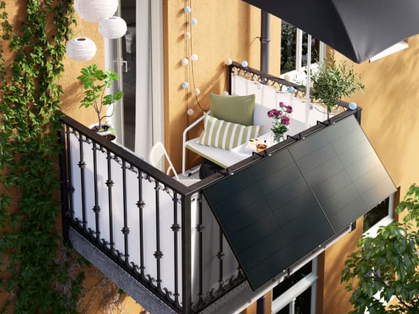 Balkonkraftwerk: Solarpanel auf Balkon.