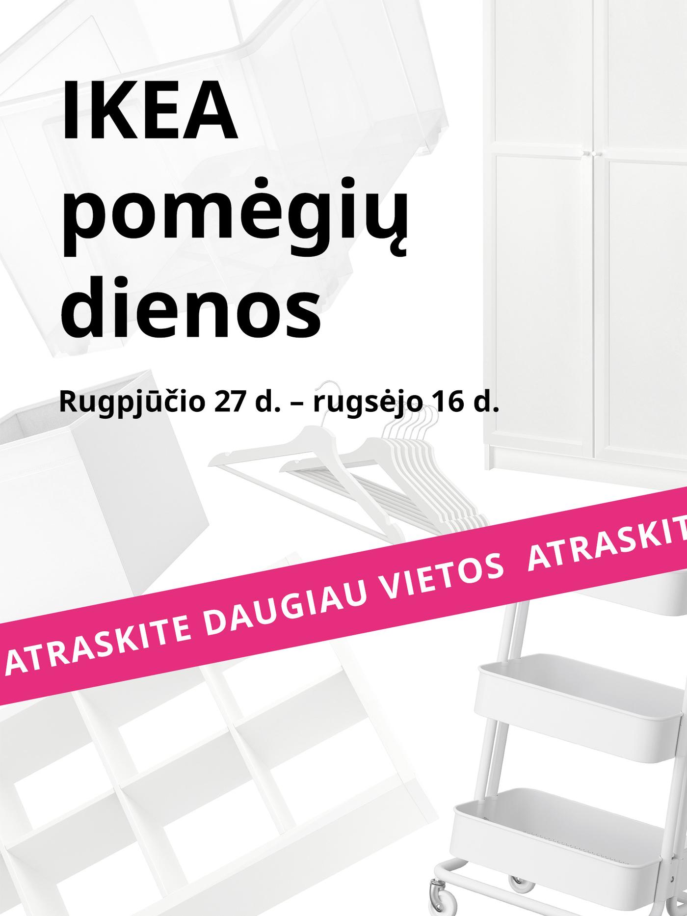 Balti baldai ir kitos namų prekės baltame fone. Virš jų juodu šriftu užrašytas tekstas: „IKEA pomėgių dienos rugpjūčio 27 d. – rugsėjo 16 d.“, apačioje – ryškiai rožinė juosta su bėgančia baltos spalvos eilute: „Atraskite daugiau vietos“.