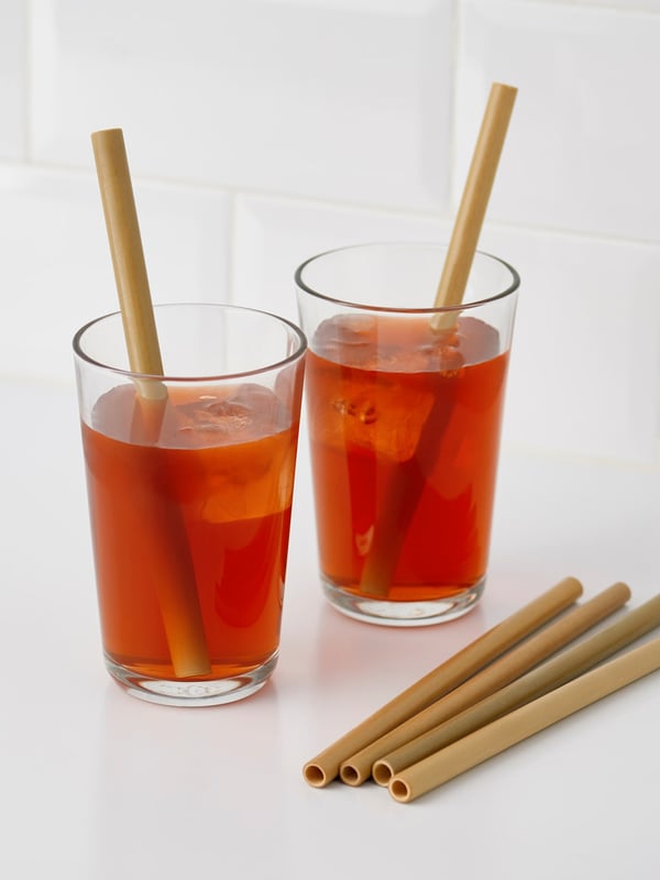 Bambusové slamky reprezentujúce udržateľný život.