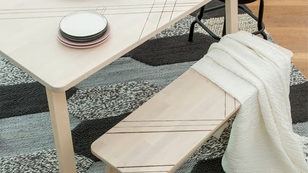 Banc et table maquillés au moyen d'égratignures