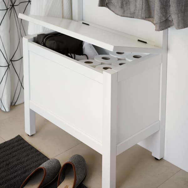 Băncuța cu depozitare HEMNES, albă, este potrivită pentru băile mici. Pe șina pentru prosoape îți poți agăța haine sau prosoape, iar pe băncuța cu depozitare te și poți așeza. 