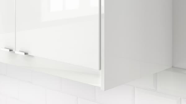 Bandeau de décor sur un meuble haut blanc brillant de cuisine