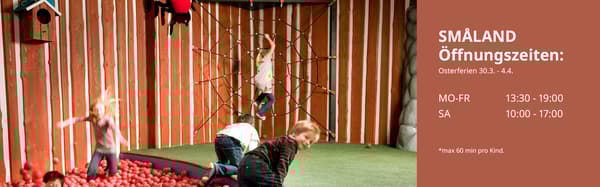 Banner zeigt die Öffnungszeiten während der Osterferien ) 30.03.-4.04.
MO-FR 13:30-19:00 und SA 10:00-17:00.
*max 60min pro Kind. 
Außerdem ist ein Bild mit spielenden Kindern zu sehen. Ein Mädchen spring ins das Bällebad bzw. zwei Jungs steigen aus dem Bällebad raus. Im Hintergrund klettert ein Kind auf einem künstlichen Spinnennetz. 
