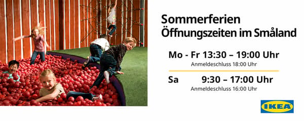 Banner zeigt die Öffnungszeiten während der Sommerferien ) 06.07 - 05.08
MO-FR 13:30-19:00 und SA 9:30-17:00.
*max 60min pro Kind. 
Außerdem ist ein Bild mit spielenden Kindern zu sehen. Ein Mädchen spring ins das Bällebad bzw. zwei Jungs steigen aus dem Bällebad raus. Im Hintergrund klettert ein Kind auf einem künstlichen Spinnennetz. 
