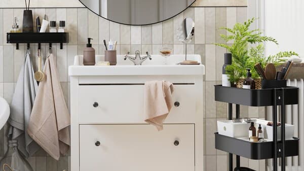 Baño con muebles de baño HEMNES blanco.