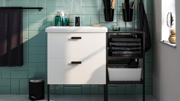 Baño con muebles ENHET 