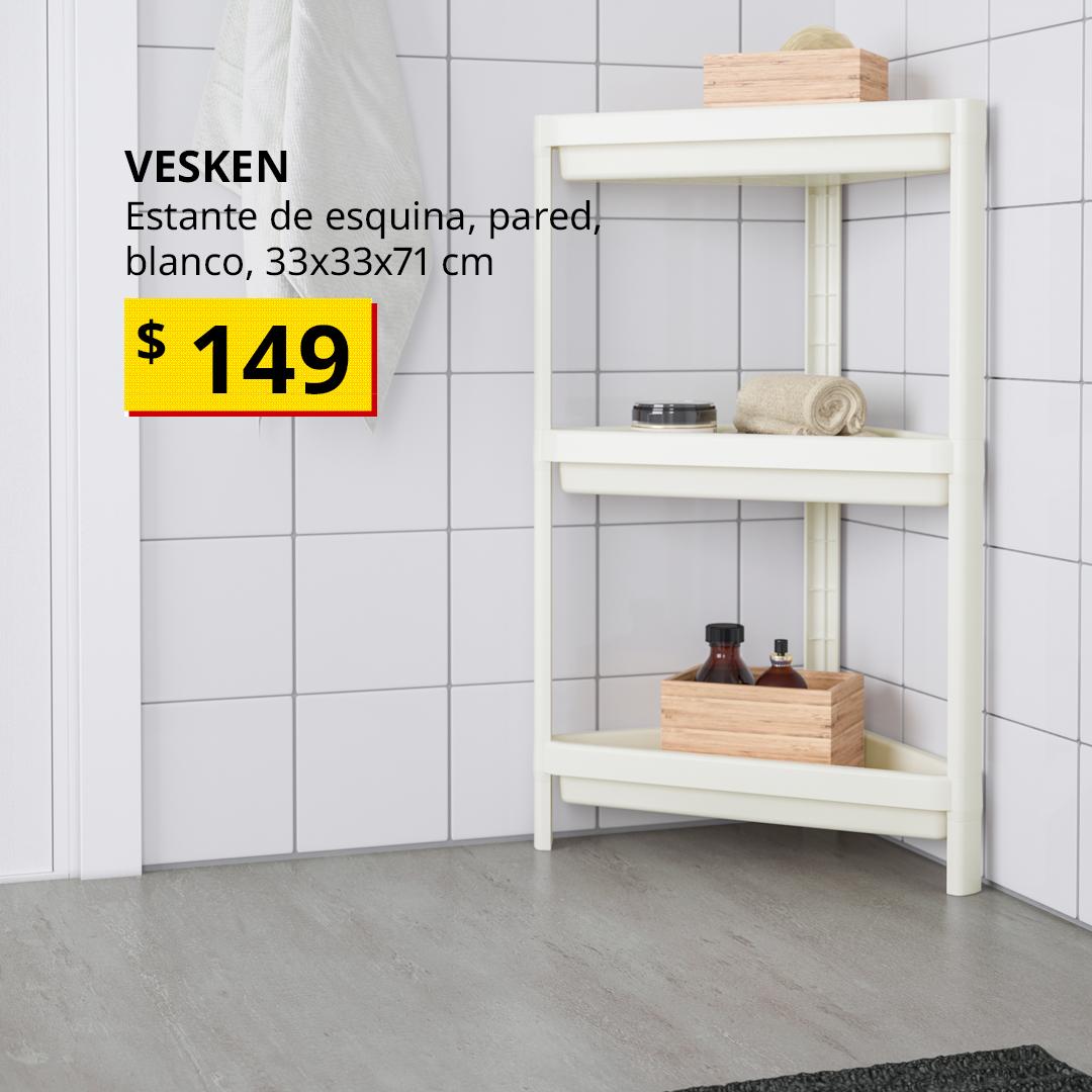 Baño moderno con estante de esquina VESKEN blanco de tres niveles, toalla enrollada y caja de madera en repisas, botellas oscuras de cuidado personal y diseño compacto para aprovechar espacios reducidos.