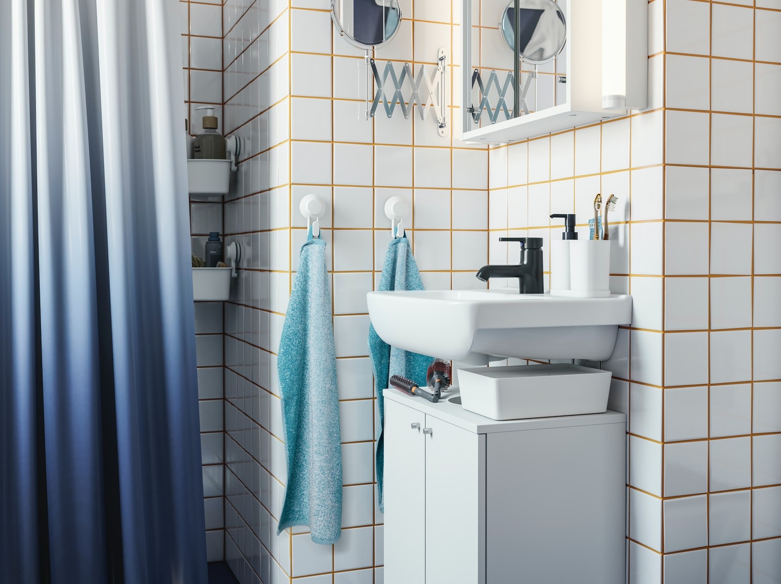 Baño pequeño con los muros cubiertos de cerámicas cuadradas blancas y fragüe amarillo, destacan un pequeño vanitorio separado de un mueble blanco que va abajo, dos toallas de mano celestes y una cortina de ducha en degradé blanco a azul.