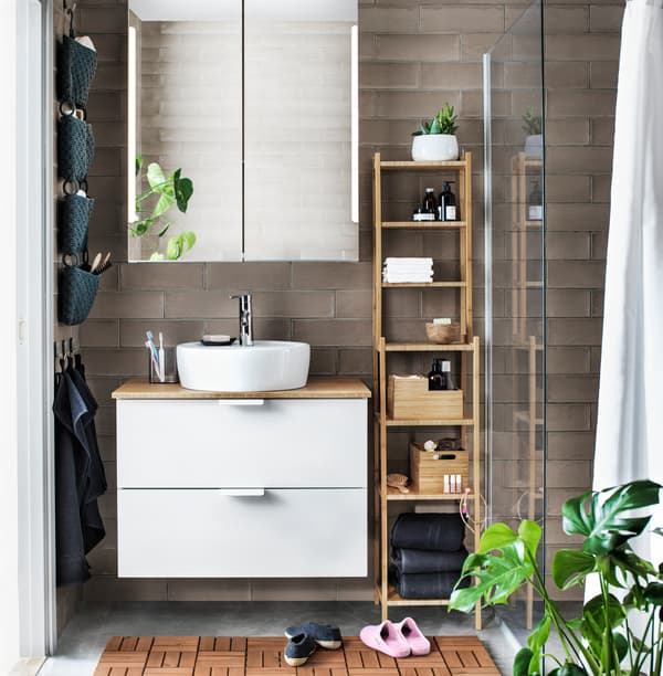 Un baño pequeño con espacio para todo es posible gracias a estos muebles de  Ikea