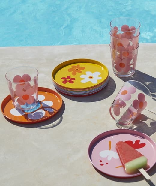 Barevné talíře a sklenice s květinovým vzorem, SOMMAR 2019