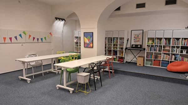 Barevně vybavený velký pokoj