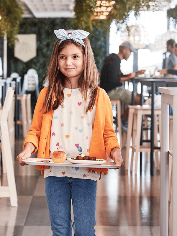 Barn med bricka i IKEAs restaurang