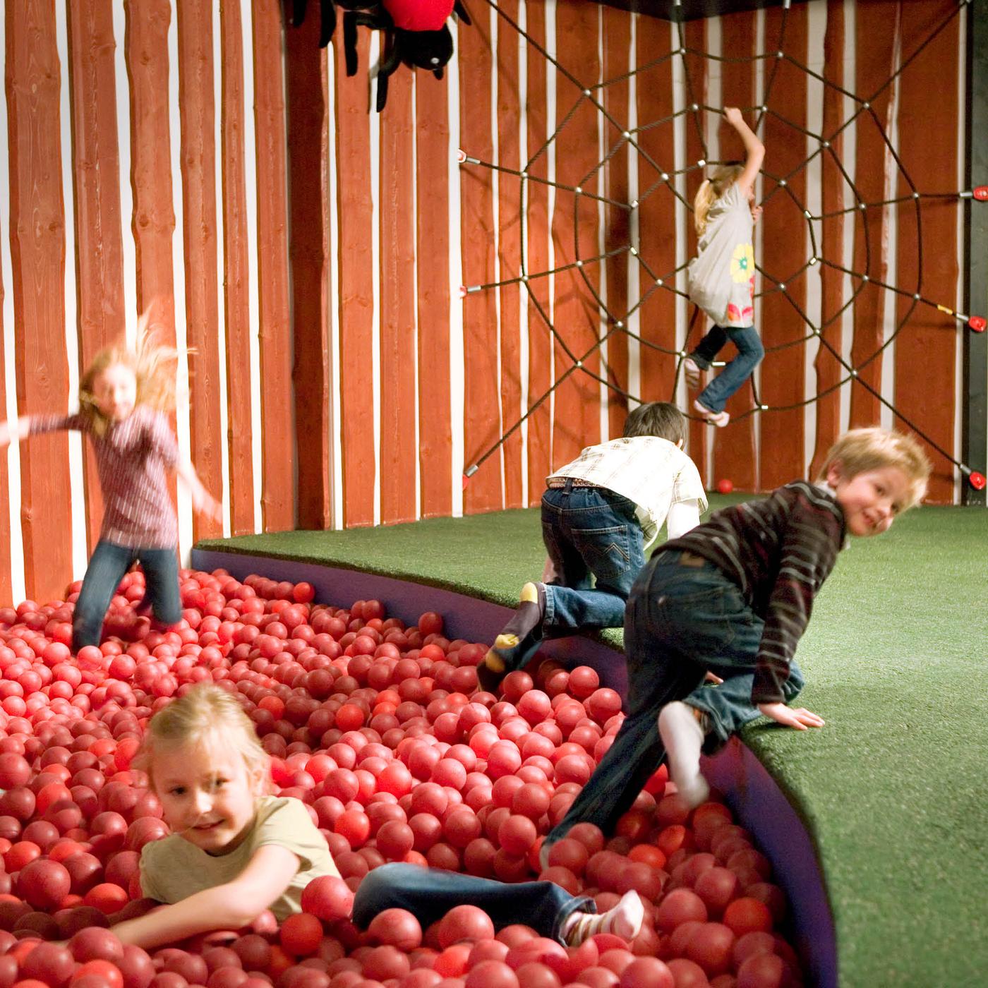 Barn som leker i en ballbinge.