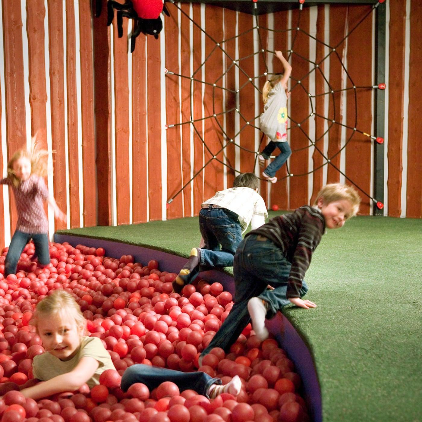 Barn som leker i et ballrom.