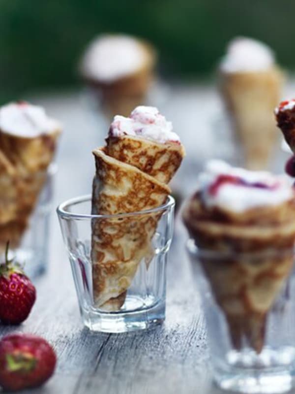 Barnas meny på 17. mai: pølser og vafler.