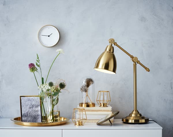 BAROMETER Tischlampe in gold mit anderen goldenen Dekoelementen und Blumen