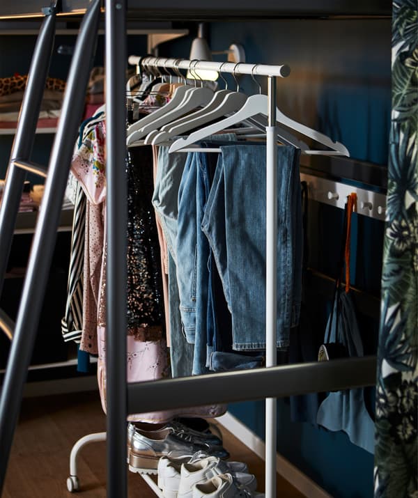 Barra para ropa RIGGA con perchas y prendas. Son ajustables en altura y tienen cuatro ruedas.